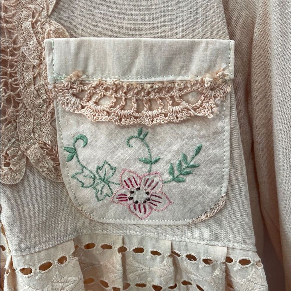 Upcycled boho top trimmed with vintage lace, size M - Picture 6 of 9